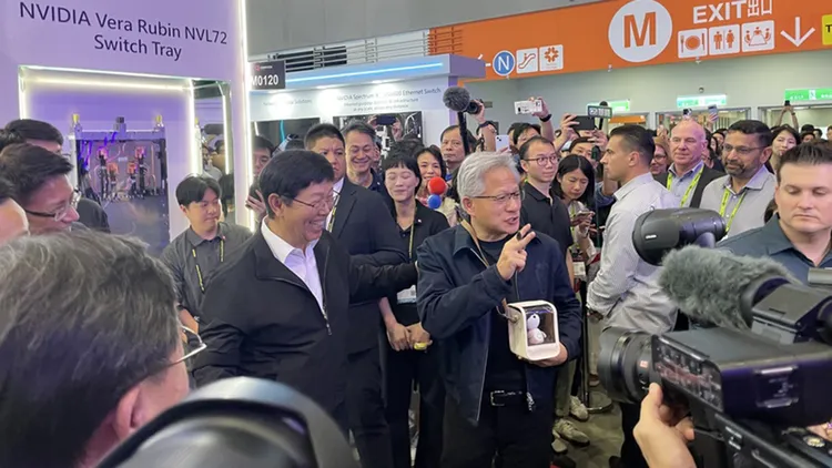 黃仁勳今天中午參觀鴻海COMPUTEX展區，對鴻海贈送的夏普人工智慧AI陪伴型機器人Poketomo愛不釋手。中央社
