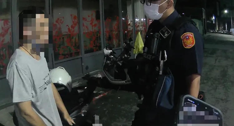 何男4天內2度因涉毒後駕車案件遭警方查獲。翻攝畫面