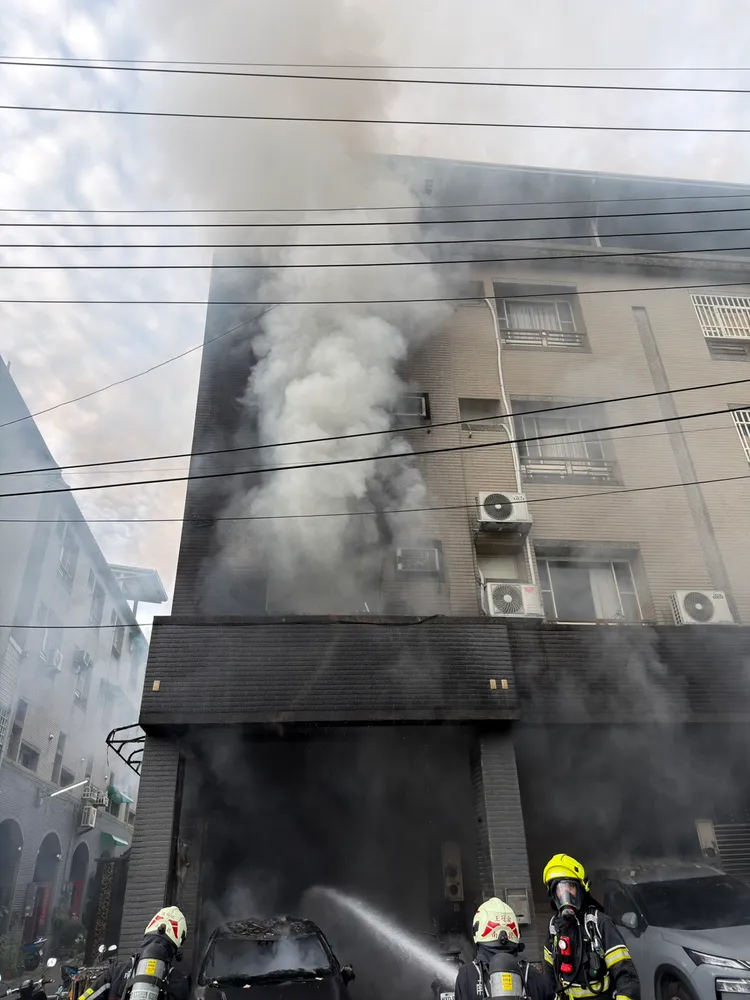蕭姓屋主與同居女友分別在3樓廁所及房間被發現，雙雙慘死。民眾提供