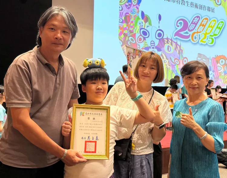 陳彥羲（左二）作品獲獎與師長、家人。翻攝畫面