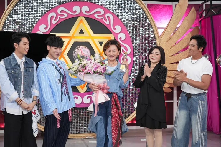小賴為陳亞蘭送上花束。彭欣偉攝