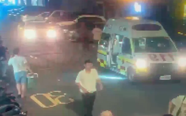救護車到場將洪男送醫。翻攝畫面