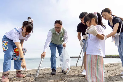 響應環境永續！　黃世杰現身竹圍漁港淨灘　