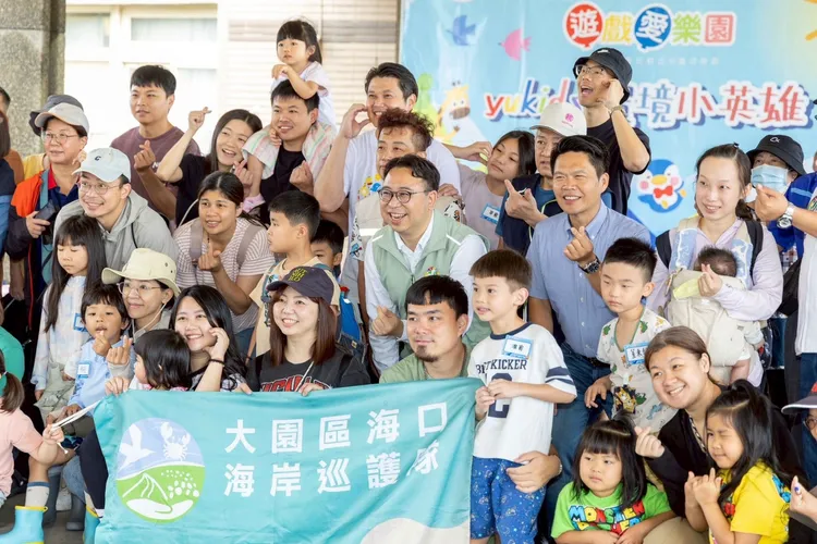 黃世杰現身竹圍漁港淨灘。黃世杰團隊提供
