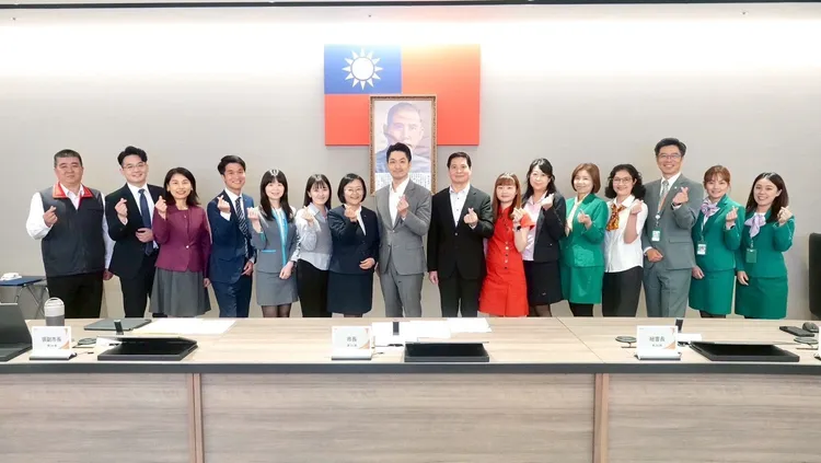 市長蔣萬安與有功金融機構人員合影。翻攝畫面