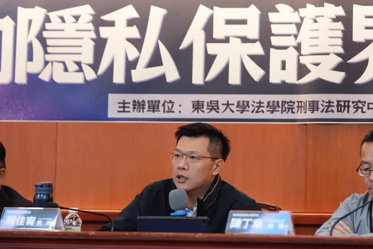 文化大學法學院院長周佳宥教授分享韓國的案例，裝設監視器與否跟如何證明是無牌醫師執行手術的關係。彭欣偉攝