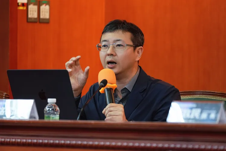 銘傳大學法律學系助理教授孫銘宗認為，醫療院所裝設攝影器材有其必要性。彭欣偉攝