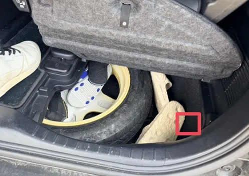 與本案車輛同型車輛現場模擬照片圖（紅色框表示發現追蹤器位置）。新北檢提供 