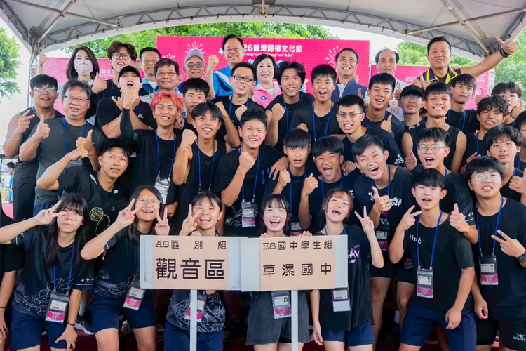 龍潭埤塘龍舟賽登場，其中有14支女子勁旅不畏豔陽也來爭「龍王」桃園市府提供