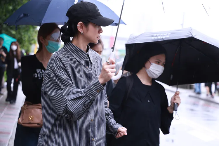 李千娜獨自前來悼念傅子純。彭欣偉攝