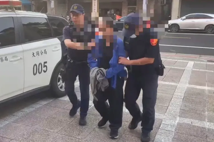 「汶汶阿北」行兇後情緒仍激動，不斷揮舞刀械，遭現場多名攝影師阻止，更與其中一人發生奪刀拉扯。翻攝畫面