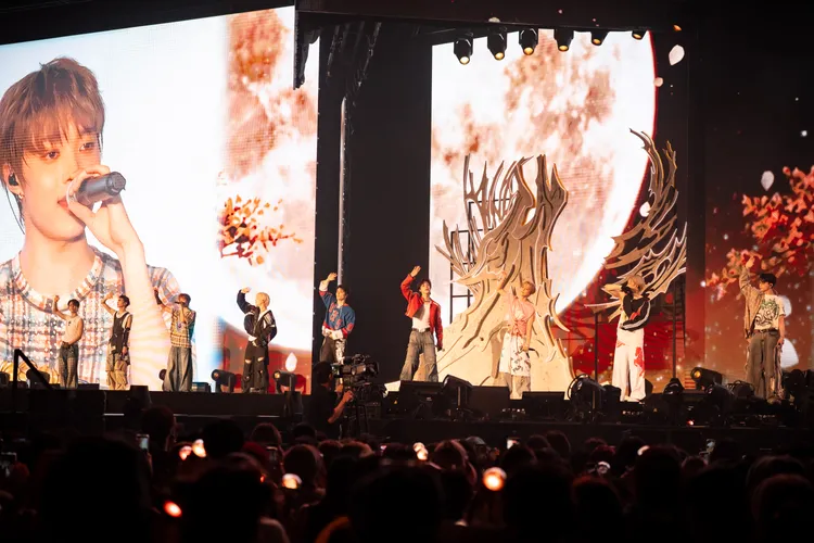 &TEAM帶來《十五夜》，NICHOLAS（王奕翔，左起）、JO、隊長EJ、YUMA
、MAKI、K、TAKI、副隊長FUMA、HARUA隨音樂起舞。KKLIVE提供