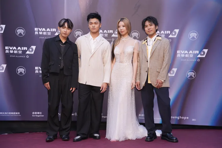 二度角逐金曲「最佳樂團獎」的甜約翰，主唱Mandark（右2）白色水鑽禮服猶如辦婚禮。攝影中心攝