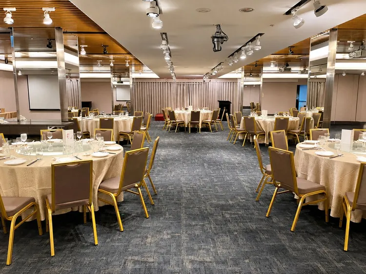 台北凱撒大飯店宴會廳推出「沁涼一夏 微醺饗宴」桌席專案，預訂即可享台灣啤酒無限暢飲或主廚升等美饌二選一，適合企業餐敘及親友歡聚。台北凱撒大飯店提供