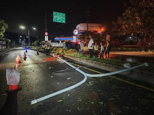疑天雨路滑　台中小貨車自撞分隔島...路燈都斷了釀2傷