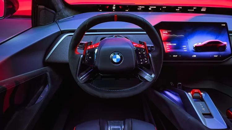 座艙導入Neue Klasse新世代數位介面與賽車化桶型座椅配置，並結合全景資訊顯示系統，展現BMW未來高性能電動車的人機互動設計理念。原廠照片