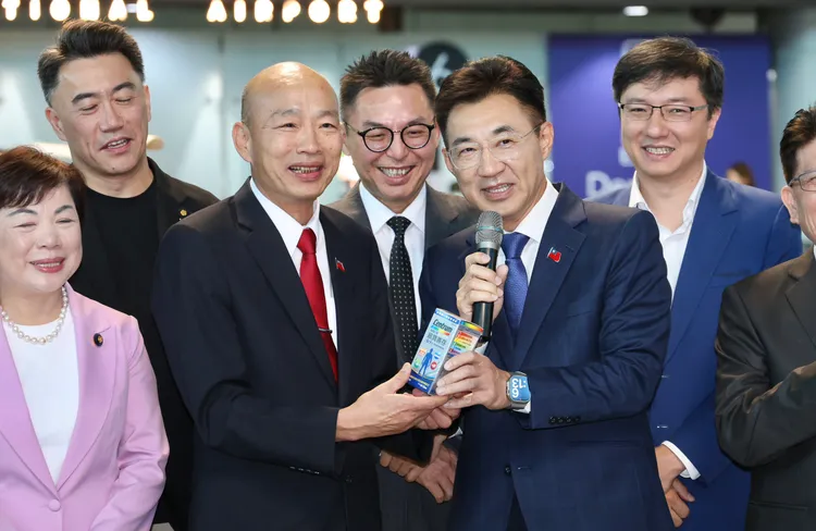立法院副院長江啟臣送機並特別致贈綜合維他命，祝福訪團順利。莊宗達攝