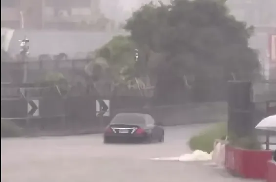 北市濱江街180巷淹水！車慘泡水拋錨了（影）