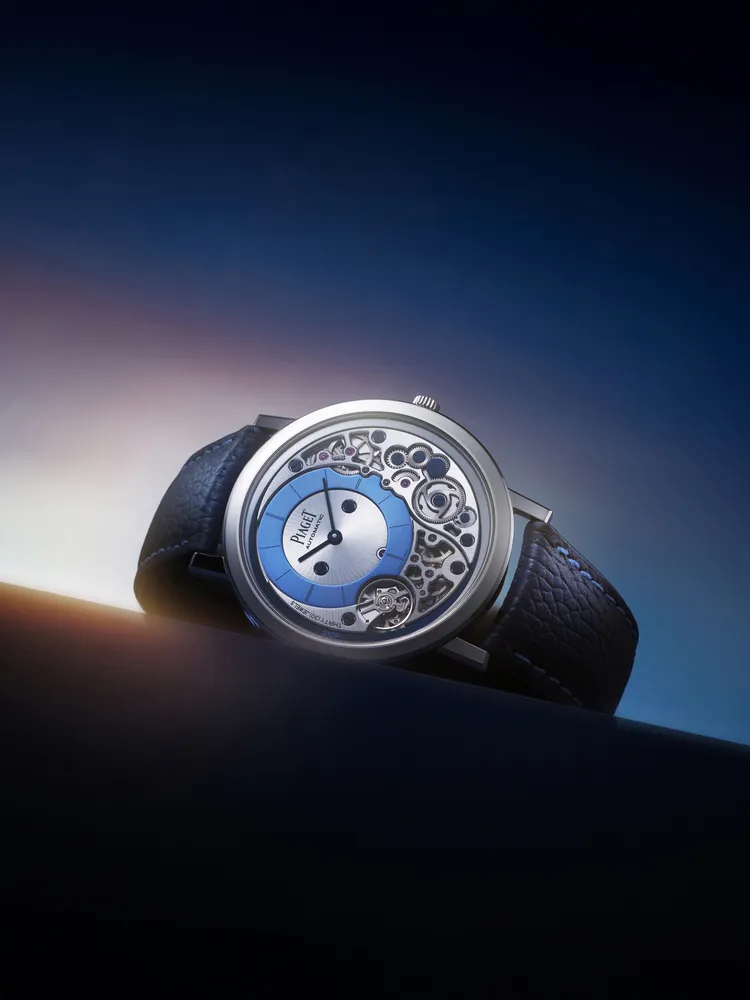 PIAGET Altiplano系列18K白金天藍色超薄自動上鍊腕錶，41mm，18K白金錶殼，深藍色小牛皮錶帶點綴天藍色車縫線，自製910P自動上鍊機芯，動力儲存48小時，限量30只。品牌提供