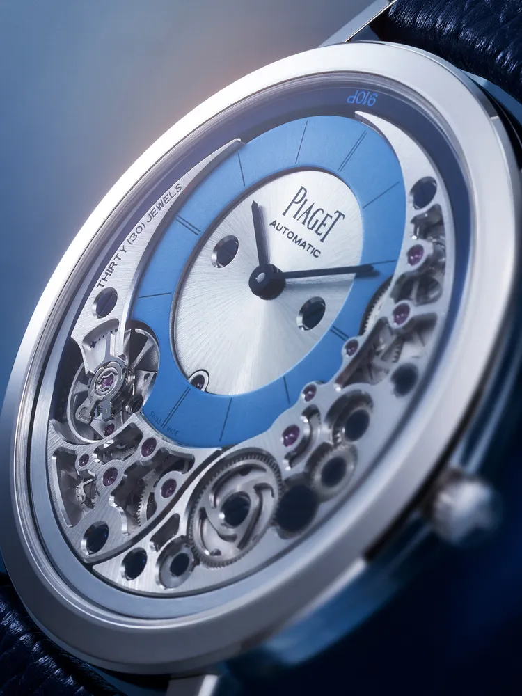 PIAGET Altiplano系列18K白金天藍色超薄自動上鍊腕錶，41mm，18K白金錶殼，深藍色小牛皮錶帶點綴天藍色車縫線，自製910P自動上鍊機芯，動力儲存48小時，限量30只。品牌提供