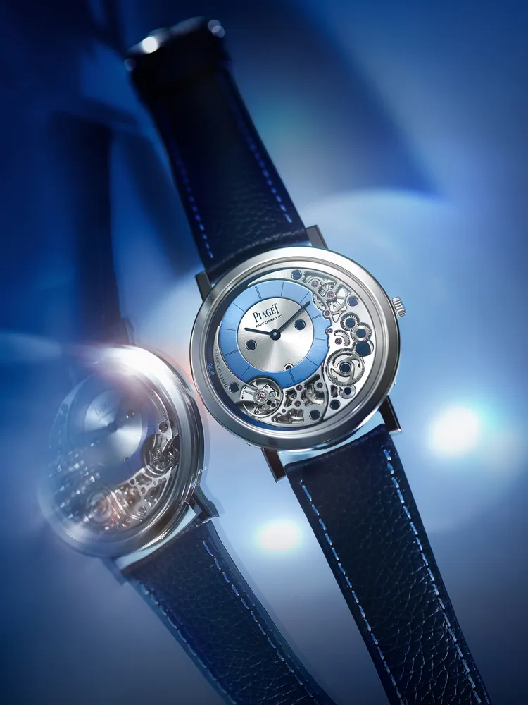 PIAGET Altiplano系列18K白金天藍色超薄自動上鍊腕錶，41mm，18K白金錶殼，深藍色小牛皮錶帶點綴天藍色車縫線，自製910P自動上鍊機芯，動力儲存48小時，限量30只。品牌提供