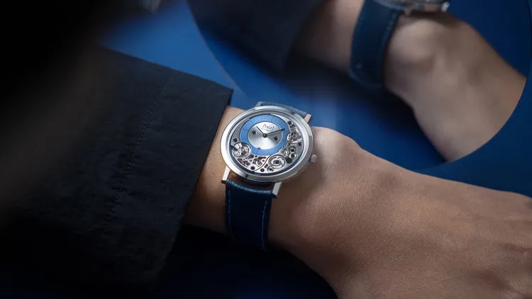 PIAGET Altiplano系列18K白金天藍色超薄自動上鍊腕錶，41mm，18K白金錶殼，深藍色小牛皮錶帶點綴天藍色車縫線，自製910P自動上鍊機芯，動力儲存48小時，限量30只。品牌提供