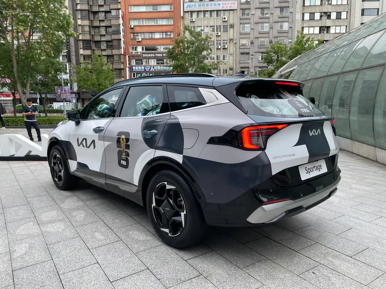 全台唯一The new Sportage x 2026 FIFA世界盃™足球車，車內裝載大量官方比賽用球，展現Sportage優異的空間機能。林浩昇攝