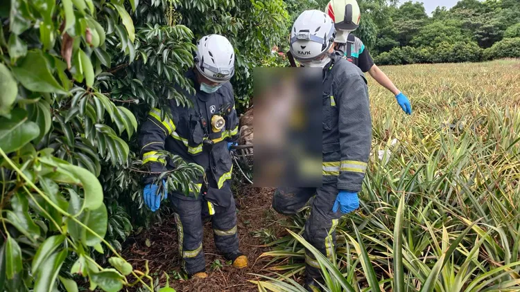 警消將「人形包裹」從荔枝園運出。民眾提供