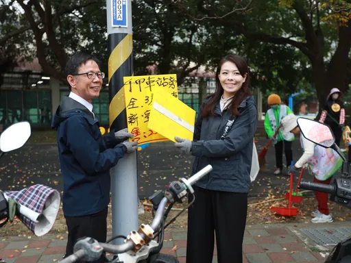 新手相連護市容！　竹市環保局邀民眾動手撕違規小廣告兌換限量禮券