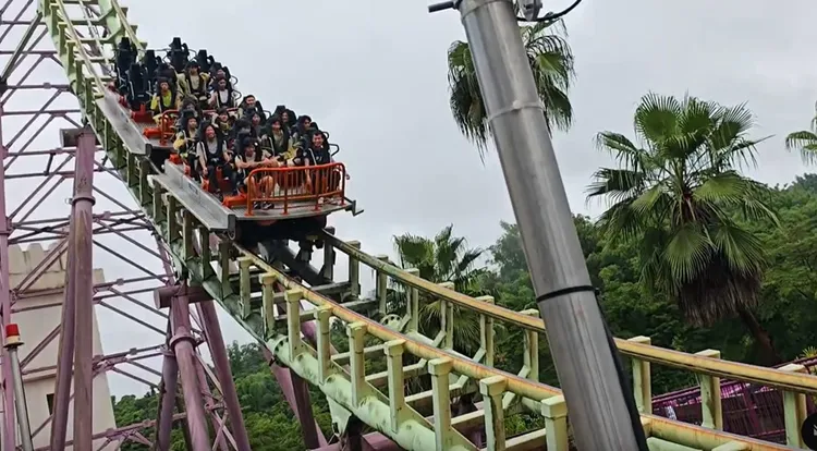 義大雲霄飛車因大雨停在半空中。翻攝自threads
