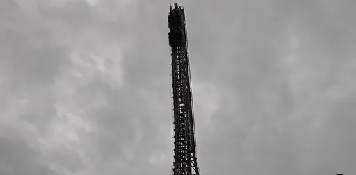義大雲霄飛車「垂直90度」卡半空104秒！園方廣播：雨太大夾板滑掉了...