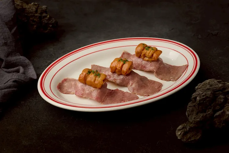 「炙燒.牛壽司. 海膽.佃煮海苔」以赤身牛進行炙燒，海膽點綴佃煮海苔，鮮香層次爆發。業者提供