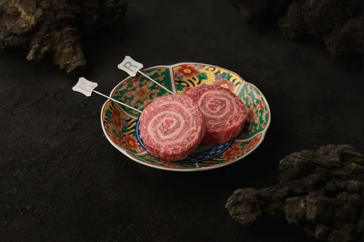 「Red Label棒棒牛」為招牌必點單品，油花捲起漂亮肉香層次。業者提供
