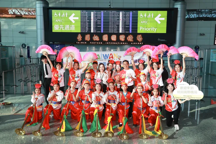 金門中正國小鼓吹隊受邀代表臺灣赴捷克參加「使館節」國際交流，於桃園機場第二航廈出境大廳熱鬧合影，期盼以傳統嗩吶與哨角樂聲，讓世界看見金門、認識臺灣。財團法人昇恒昌基金會提供