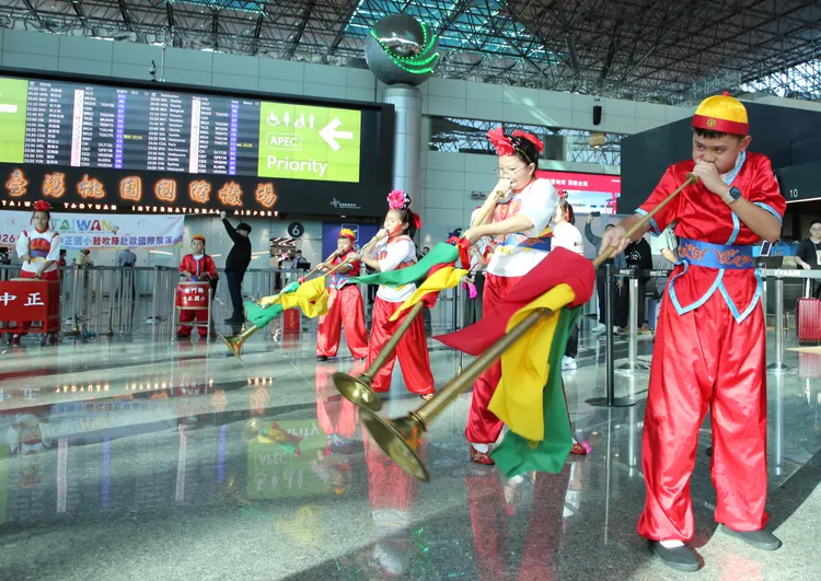 鼓吹樂聲迴盪桃園國際機場，中正國小鼓吹隊用熱情與自信遠赴捷克國際交流。財團法人昇恒昌基金會提供