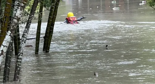台南菜寮溪暴漲　水淹逾1公尺！10人受困急撤離