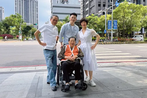路口Hold一下！　新北攜手人氣KOL祖孫三代推廣高齡交通安全