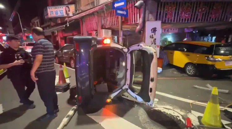警車碰撞後失控側翻，2名警員也因此受傷。翻攝照片