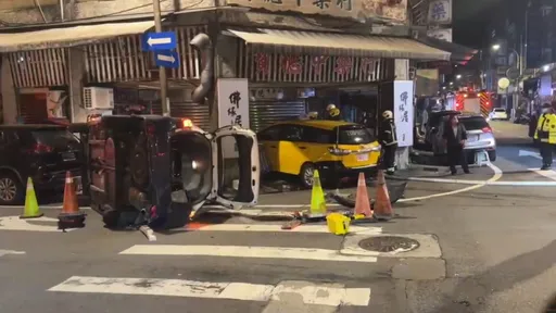 機車拒檢市區狂飆！警車追逐猛撞小黃側翻　2警受傷慘送醫