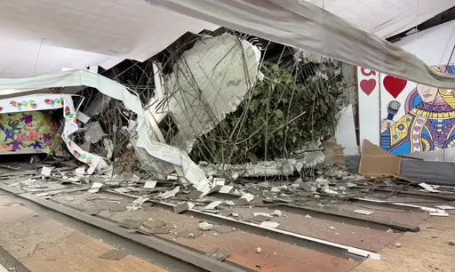 剛暫停營業...圓山保齡球館遭巨石砸穿！ 網友：老闆有預知能力？
