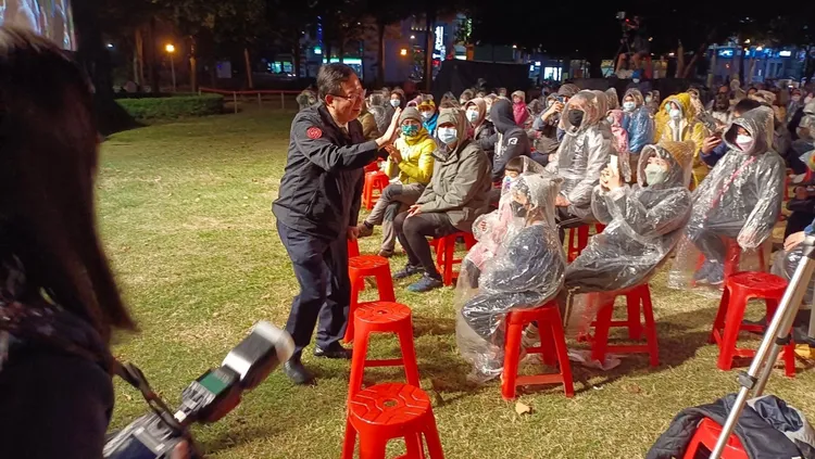 2021年管樂嘉年華活動，時任桃園市長鄭文燦冒雨向民眾致意。桃園市府提供