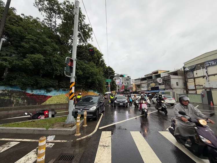 自小客未讓直行機車先行，發生碰撞，導致騎士重傷不治。翻攝畫面