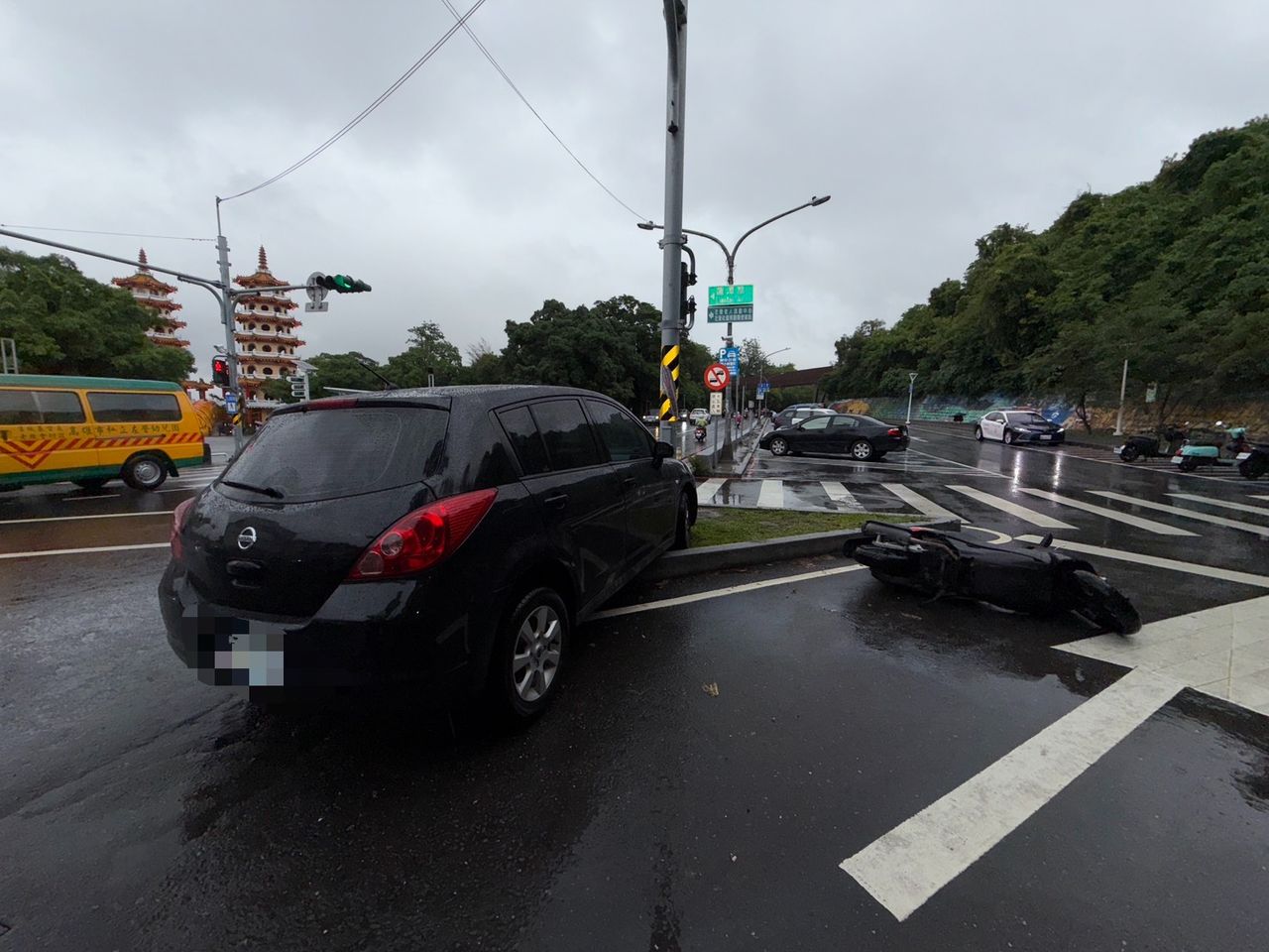 高雄左營自小客車右轉停車場與機車碰撞!騎士送醫急救不治