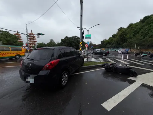 高雄女駕車右轉停車場「未做這事」　碰撞同向機車釀騎士不治
