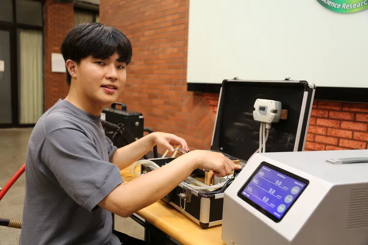 中山大學環工所博士生簡伯諺攜帶至船舶靠泊運轉期間，進行採樣與即時監測的設備。中山大學提供