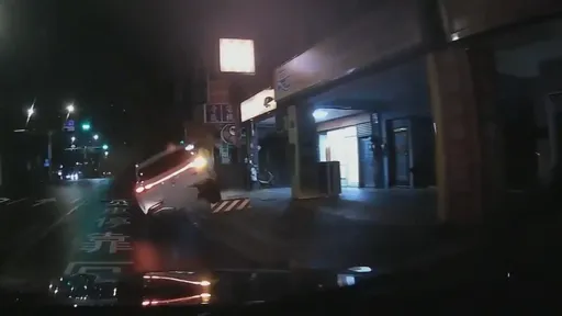 桃園男酒吧聚會後開車蛇行自撞電信箱　酒測值高達0.77毫克送辦