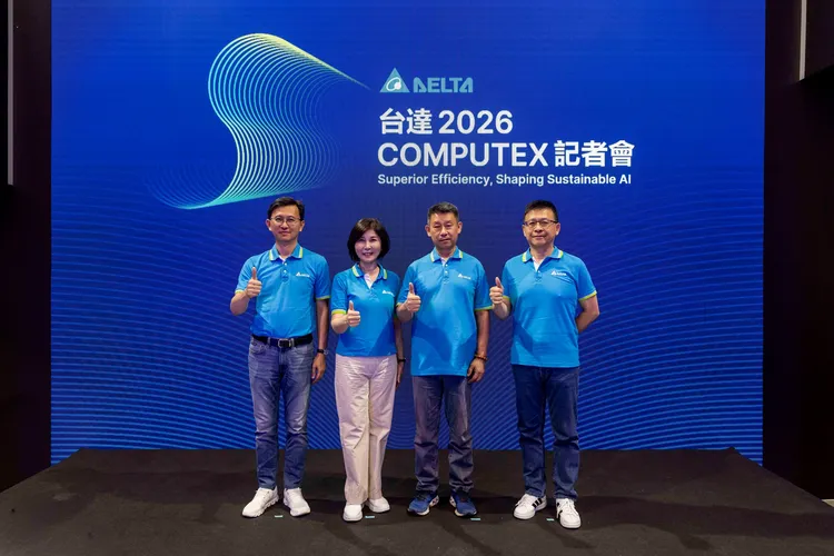 台達亮相COMPUTEX 2026，(右至左)台達資通訊基礎設施事業群總經理黃彥文、台達董事長兼執行長鄭平、台達品牌長郭珊珊、台達電源及系統事業群總經理陳盈源於記者會合影。公司提供