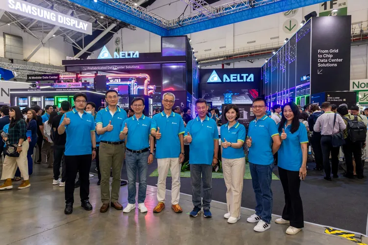 台達董事長暨執行長鄭平(右四)率領主管群親身參與COMPUTEX 2026。公司提供