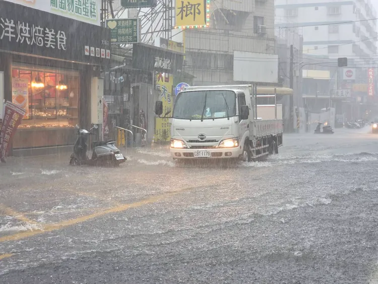 彰化市區積水嚴重。民眾提供