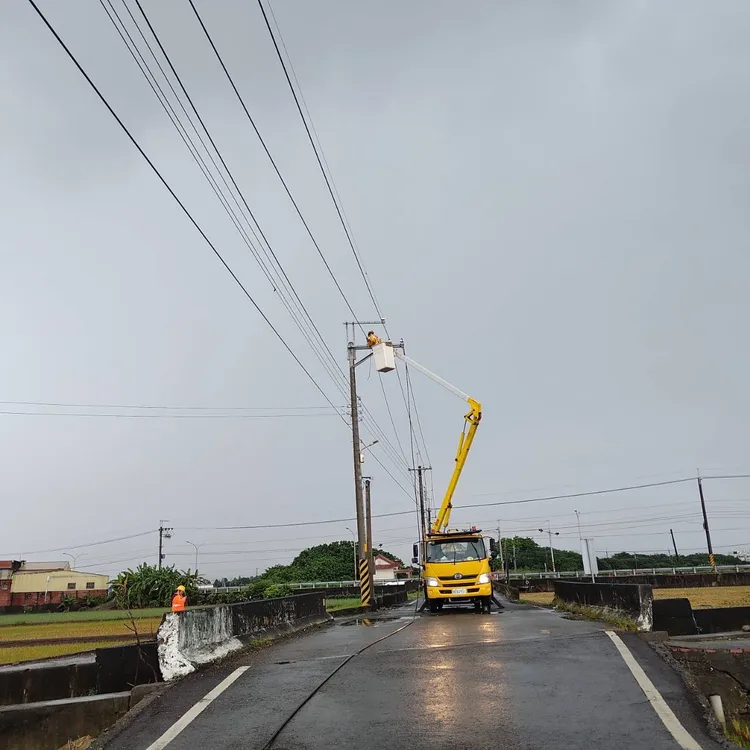 彰化縣下午大雷雨造成1.8萬戶停電，經台電全力搶修至下午4時仍有約8千戶尚未復電。台電提供